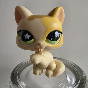 Authentic Littlest Pet Shop LPS Yellow Tan Kitty Cat Licking Paw #832